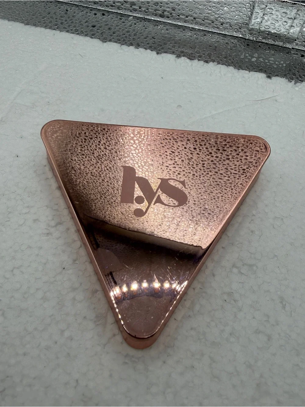 Lys Light Beige Triangular Compact Face Powder